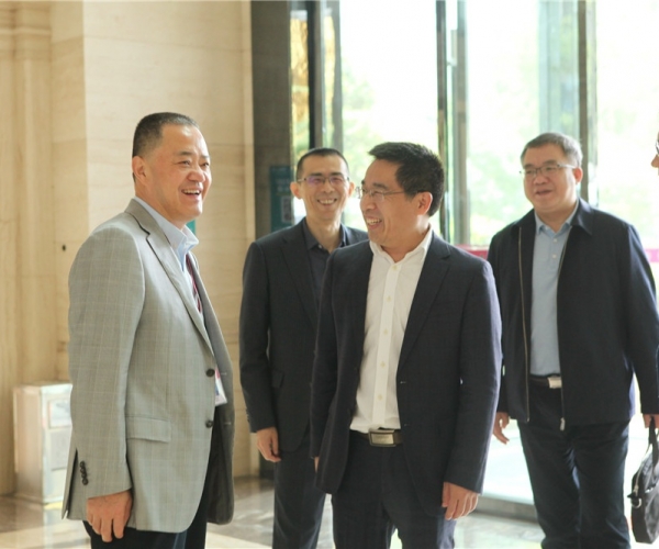 商务部国度茧丝绸协调办公室副司长陈平，河池市委常委、副市长杜际鹏光临调研领导